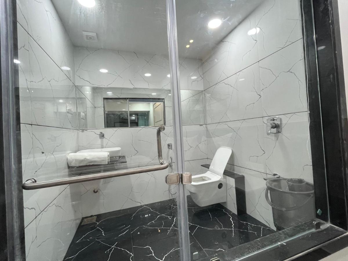 Hotel The Vital Surat Zewnętrze zdjęcie