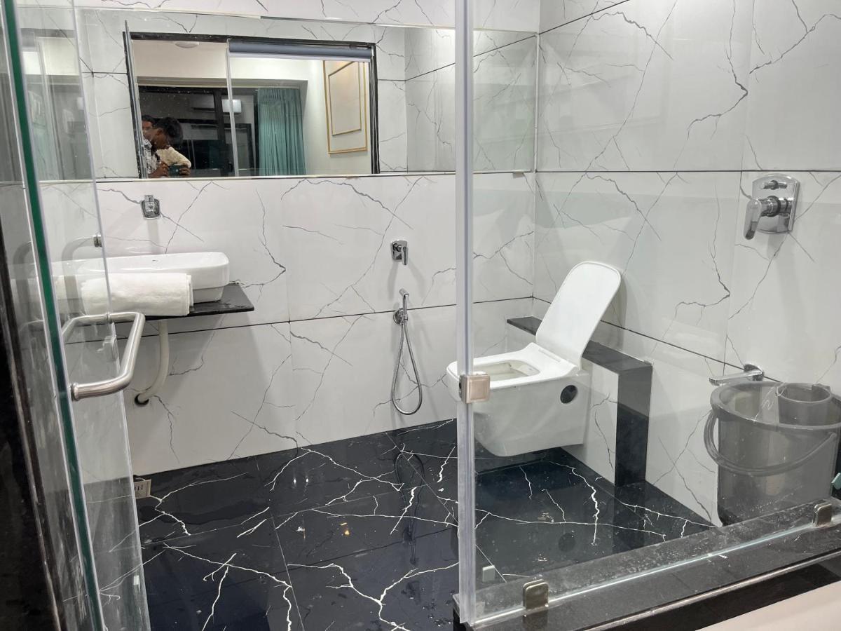 Hotel The Vital Surat Zewnętrze zdjęcie