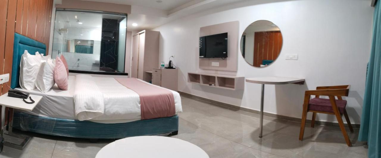 Hotel The Vital Surat Zewnętrze zdjęcie