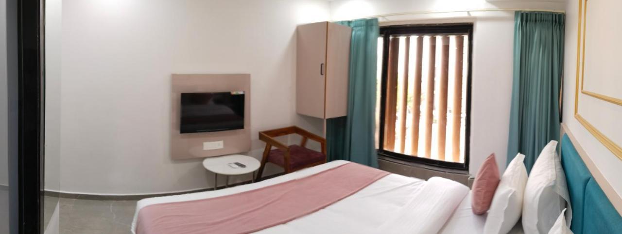 Hotel The Vital Surat Zewnętrze zdjęcie